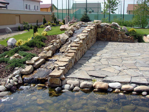 Constructie zid, curgere de apa, iaz