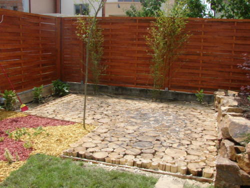 Pavaj natural din butuci de lemn verticali