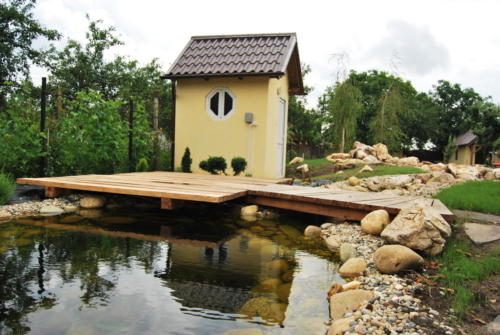 Ponton din lemn in amenajare iaz