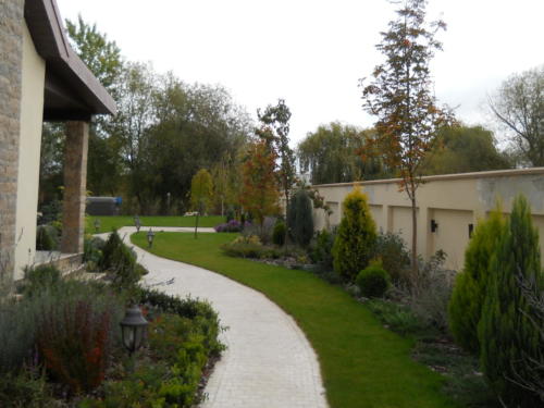 Amenajare spatiu verde cu zone de plante si gazon (2)