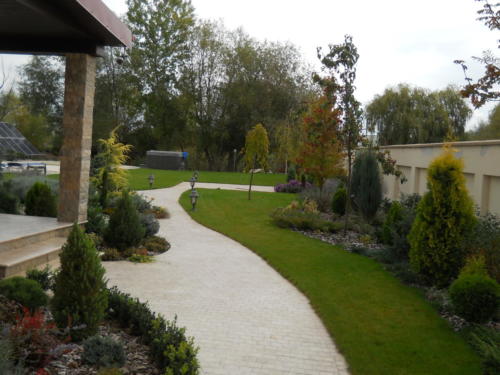 Amenajare spatiu verde cu zone de plante si gazon (3)