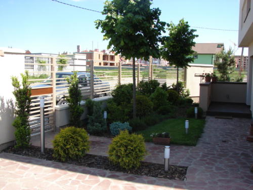 Amenajare spatiu verde in fata casei